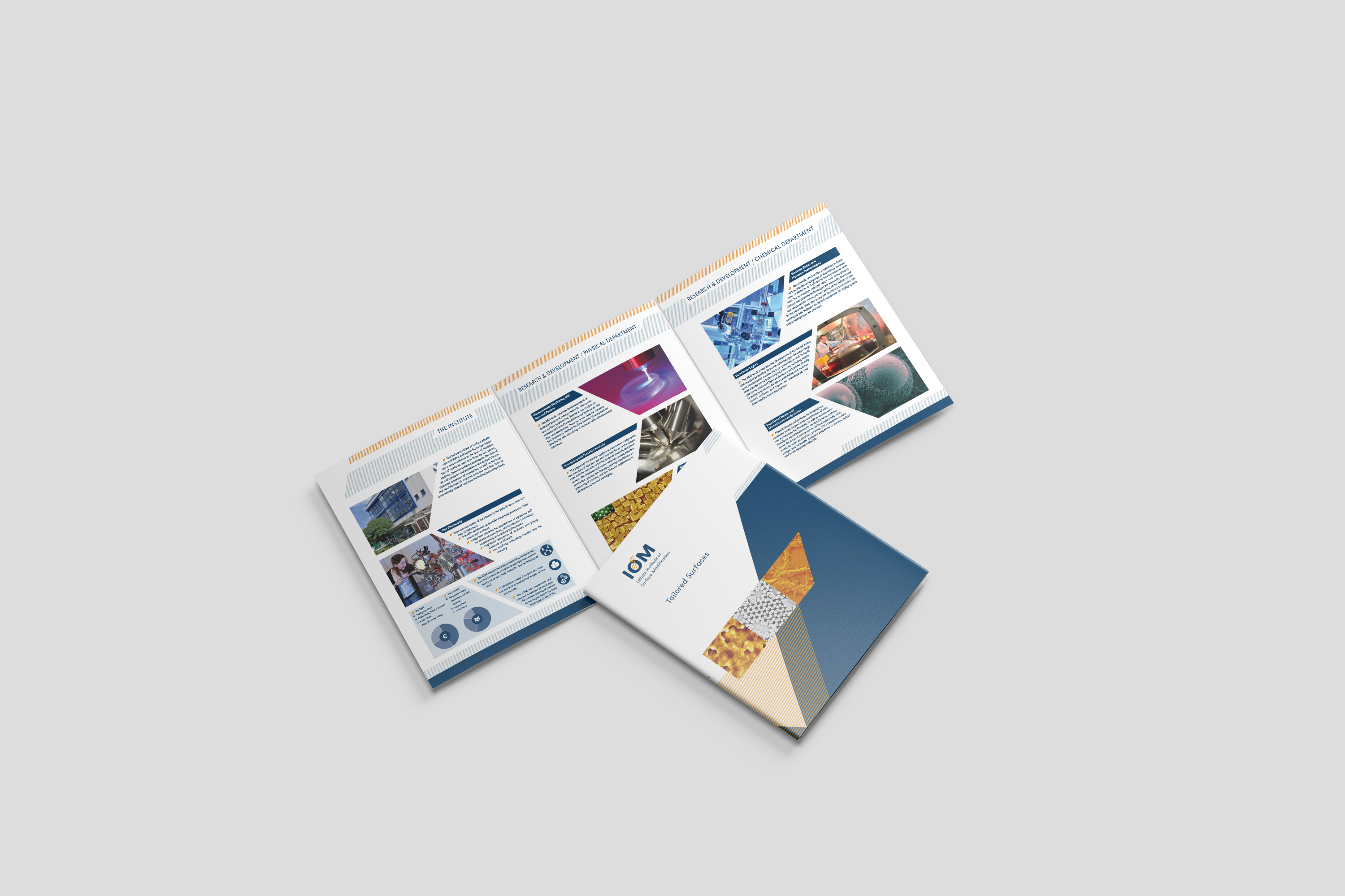 Aufgefalteter Flyer des IOM mit Logo, Fotos, Infografiken und klarem Design in Dunkelblau, Grau und Orange.