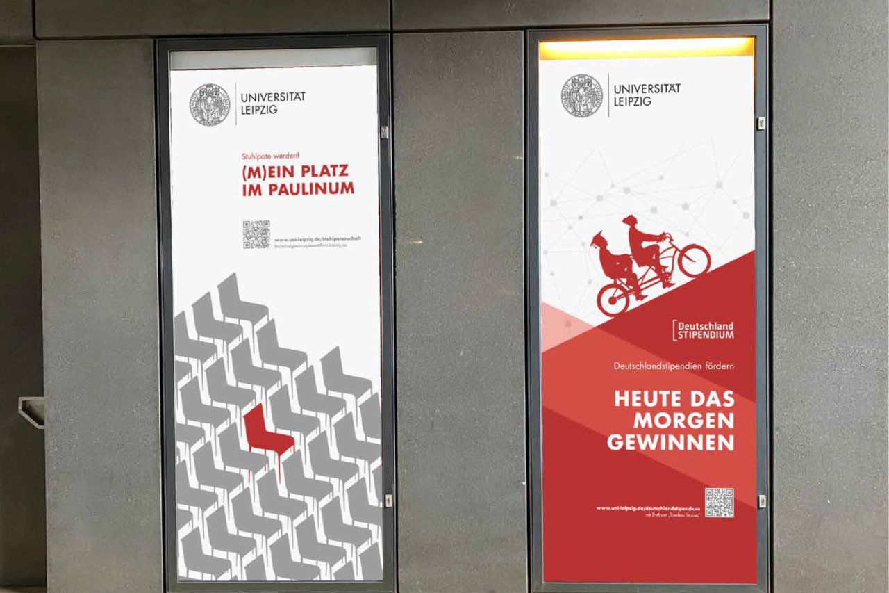 Zwei City-Light-Poster der Universität Leipzig mit Wort-Bildmarke, roten Elementen und Werbung für Stuhlpatenschaft und Stipendien.