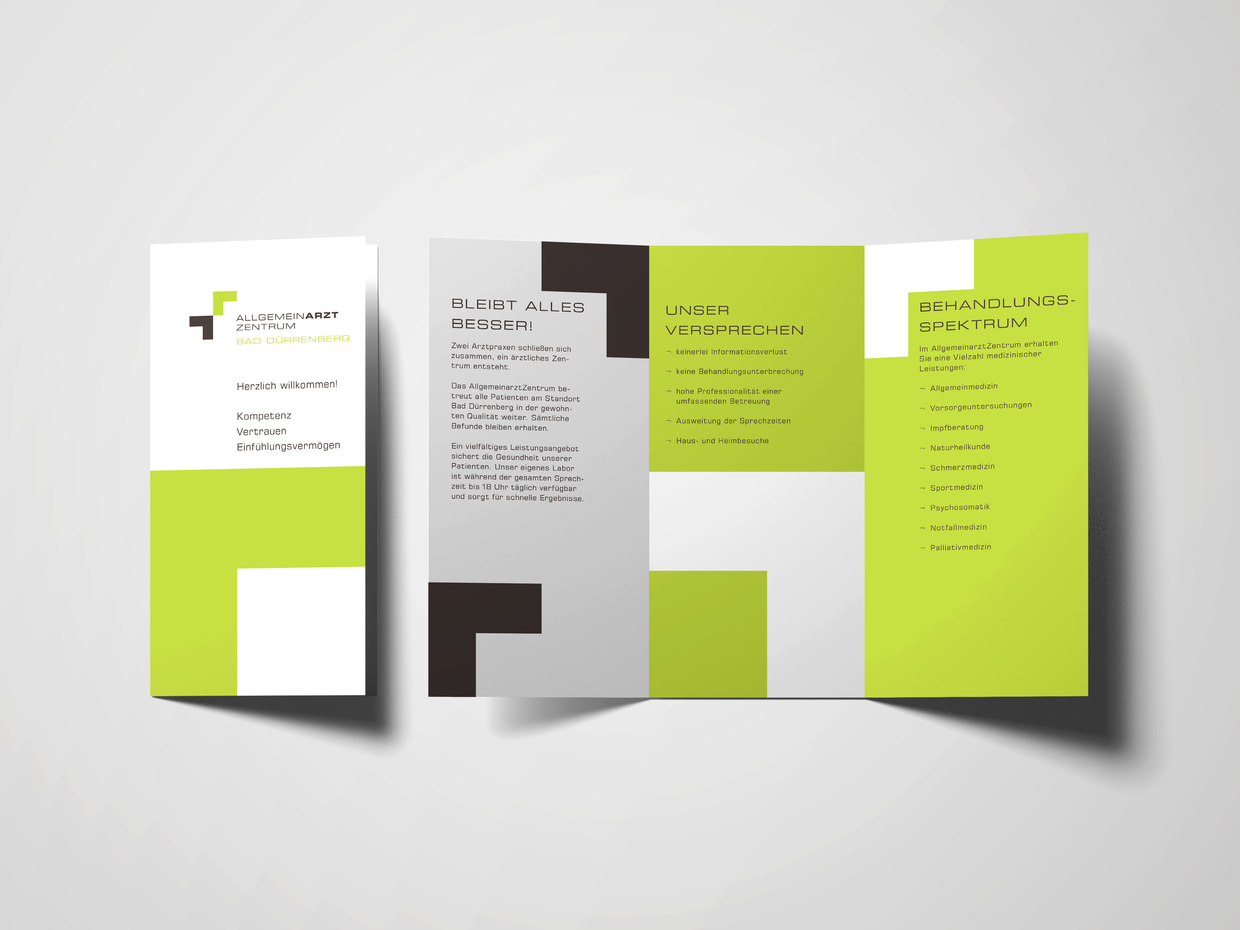 Dreifach gefalteter Flyer mit modernem Design in Weiß, Grün und Braun, klarer Typografie und geometrischen Farbflächen auf Weiß.