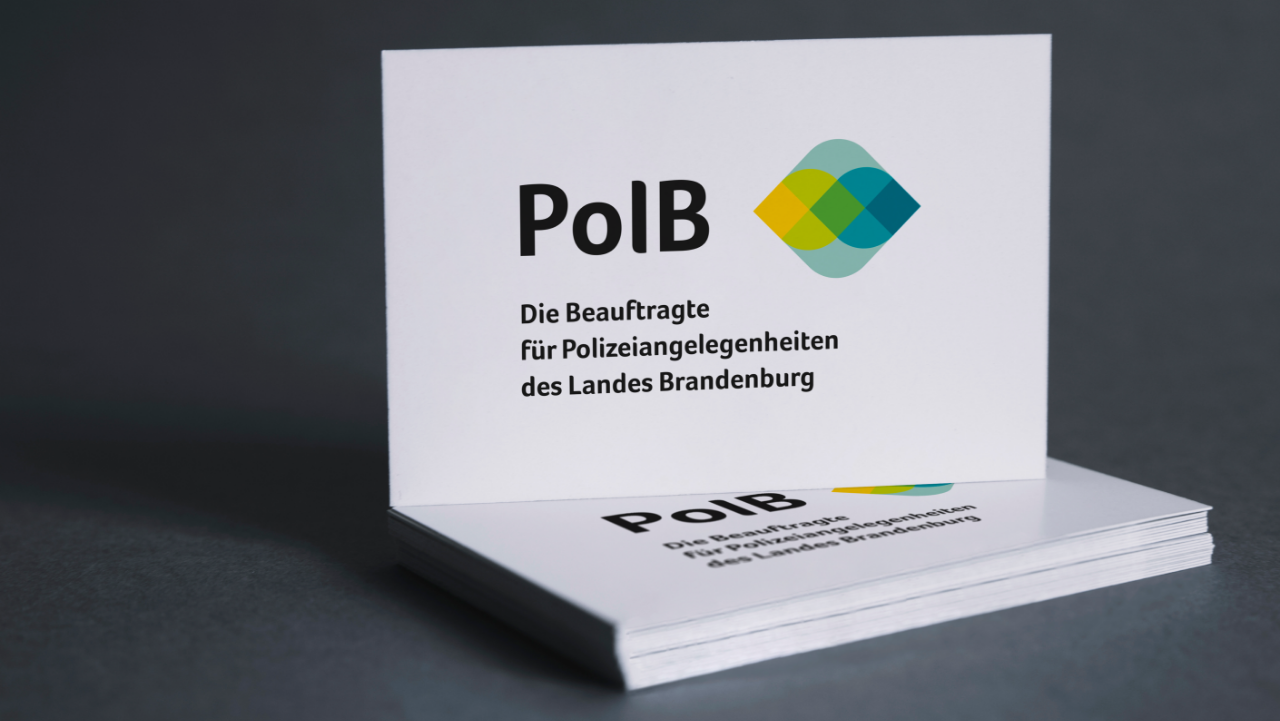 Stapel Visitenkarten mit Logo „PoIB“ und Schriftzug „Die Beauftragte für Polizeiangelegenheiten“.